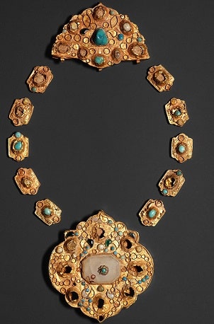 گردنبند فیروزه با قاب طلا، مربوط به دوره ایلخانیان